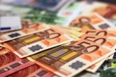 Κατά πόσο ενισχύεται το ευρώ έναντι του δολαρίου