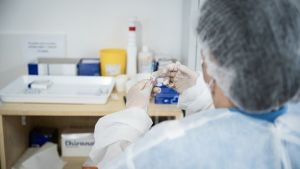Νέο κύμα της πανδημίας μετά τις διακοπές, προβλέπει ο καθηγητής Ιολογίας Κρ. Ντρόστεν