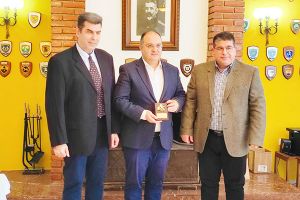 Τιμητική πλακέτα στον Δήμαρχο Κιλκίς από την Πυροσβεστική Υπηρεσία Κιλκίς