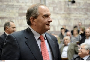 Διαψεύδει ο Καραμανλής δημοσίευμα για δείπνο με τον υιό του τέως