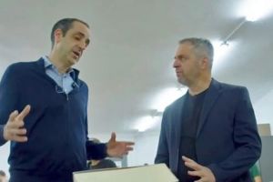 Δωρεά βιβλίων στον ΕΟΠΑΕ στη Θεσσαλονίκη από τους Bookmarkers και τον Γρηγόρη Δημητριάδη (video)