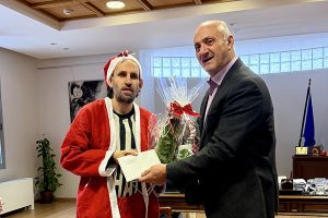 Παραδοσιακά κάλαντα Χριστουγέννων στον Αντιπεριφερειάρχη Ανδρέα Βεργίδη