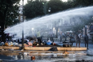 Ρώμη: Εκκένωση κεντρικής πλατείας από πρόσφυγες με αντλίες νερού