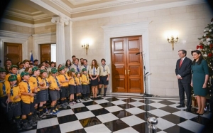 Στο Μαξίμου άκουσε το πρωθυπουργικό ζεύγος τα κάλαντα