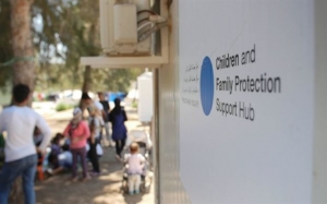 Ενώνοντας γαλάζιες κουκκίδες για υποστήριξη σε παιδιά-πρόσφυγες