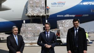 Παρουσία του Πρωθυπουργού στην παραλαβή υγειονομικού υλικού δωρεά του Ιδρύματος Ωνάση
