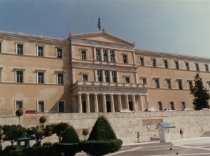 Τα μεσάνυχτα η ψηφοφορία για τον κρατικό προϋπολογισμό