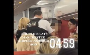 Τρόμος σε πτήση από Λάρνακα: Γυναίκα γδύθηκε και προσπάθησε να μπει στο πιλοτήριο φωνάζοντας «Allahu Akbar»