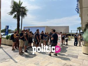 Θεσσαλονίκη: Διαμαρτυρία φοιτητών για τα τουρνικέ στο ΑΠΘ (pics &amp; vid)