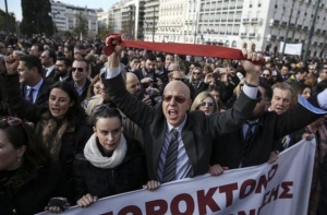 Κρέμασαν τη... γραβάτα χιλιάδες μηχανικοί και δικηγόροι