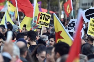 Χιλιάδες Κούρδοι διαδηλώνουν στην Ευρώπη κατά της τουρκικής καταστολής
