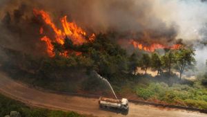 Συρία στις φλόγες για έκτη μέρα: Εκρήξεις, άνεμοι και υψηλές θερμοκρασίες εμποδίζουν την κατάσβεση