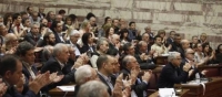 Ψηφίζουν και τρέμουν την κατακραυγή