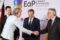 Γιούνκερ - Μέι: Χωρίς συμφωνία για το Brexit