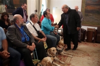 Εκπρόσωποι σωματείων τυφλών με οδηγούς σκύλους στη Βουλή