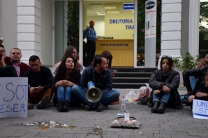 Φοιτητές έριξαν αβγά στο αυτοκίνητο του αλβανού πρωθυπουργού Eντι Ράμα