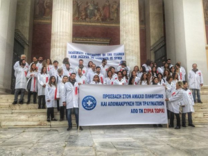 Οι «Γιατροί του Κόσμου» φορούν συμβολικά «ματωμένες» μπλούζες