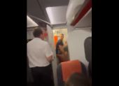 Απίστευτο: Ζευγάρι έκανε σεξ σε τουαλέτα αεροπλάνου και άνοιξε η πόρτα (ΒΙΝΤΕΟ)