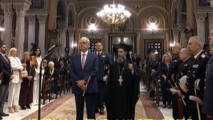 «Χριστός Ανέστη» στη Μητρόπολη Αθηνών με πλήθος πιστών
