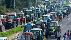 Αγρότες από τη Βόρεια Ελλάδα κατευθύνονται στο συλλαλητήριο της Θεσσαλονίκης με τρακτέρ και λεωφορεία