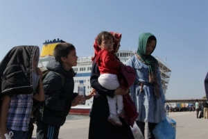 Σχεδόν 5.000 πρόσφυγες αποβιβάστηκαν το πρωί στο λιμάνι του Πειραιά