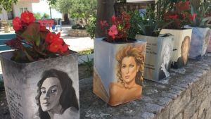 Άφυτος: Πορτρέτα καλλιτεχνών σε γλάστρες από τενεκέδες τυριού