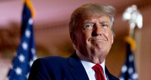 ΗΠΑ: Καθ’ οδόν για τη Νέα Υόρκη ο πρώην πρόεδρος Τραμπ, όπου θα του απαγγελθούν κατηγορίες αύριο Τρίτη