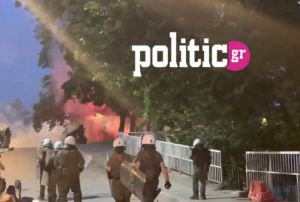 Θεσσαλονίκη-ΑΠΘ: Επεισόδια με μολότοφ και ρίψεις νερού από την “Αύρα” της ΕΛΑΣ