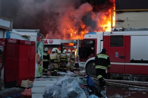 Ρωσία: 5 νεκροί και 25 παγιδευμένοι στα ερείπια εμπορικού κέντρου