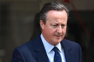 Κάμερον: Ζήτησε από την Κίνα να ασκήσει επιρροή στο Ιράν για τις επιθέσεις των Χούθι