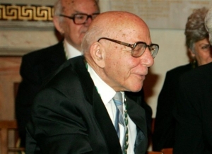 Ο Γ.Καραμπελιάς συνομιλεί με τον ακαδημαϊκό Κων. Δεσποτόπουλο