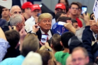 Ο «κλόουν» δουλεύει για τη Χίλαρι