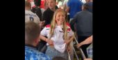 Viral βρετανίδα φίλαθλος που έδειξε το στήθος της δημοσίως στο Κατάρ (vids)