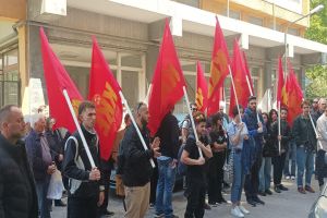 ΚΚΕ – ΚΝΕ: Στεφάνια στο παλιό κτίριο της Ασφάλειας στον Βαρδάρη (ΦΩΤΟ &amp; ΒΙΝΤΕΟ)