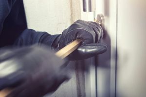 Θεσσαλονίκη: Βίντεο – ντοκουμέντο με την εισβολή διαρρηκτών σε οικία στο Πανόραμα