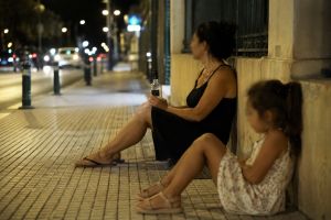 Θεσσαλονίκη: Μεθυσμένη στο πεζοδρόμιο μπροστά στην 8χρονη κόρη της – Συνελήφθη 37χρονη