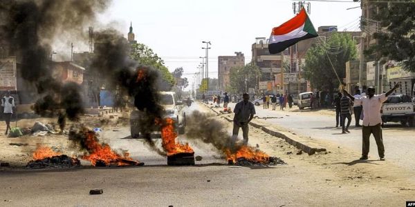 Σουδάν: ΗΠΑ, Βρετανία, Νορβηγία ζητούν «να τερματιστούν» οι εχθροπραξίες