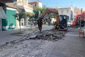 Στην Αξιούπολη ξηλώθηκαν οι κυβόλιθοι για να ξαναμπεί άσφαλτος
