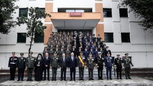 Επίδοση ξίφους στους νέους αξιωματικούς της ΣΣΑΣ από τον Πρόεδρο της Δημοκρατίας Κωνσταντίνο Τασούλα