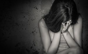 Κατάνια | Βίασαν ομαδικά 13χρονη σε δημόσιες τουαλέτες και ανάγκασαν τον φίλο της να βλέπει