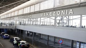 Αεροπλάνο προσγειώθηκε αναγκαστικά στη Θεσσαλονίκη αφού γυναίκα έχασε τη ζωή της στον αέρα