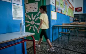 Θεσσαλονίκη: Μοίρασαν βιβλία σε σχολείο με διαφημιστικό για αυξητική στήθους