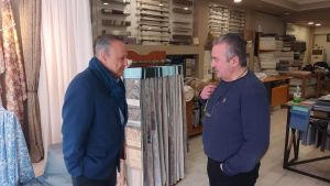 Ο Στέλιος Αγγελούδης στη Βαλαωρίτου – Ήρωας όποιος κρατάει ανοιχτό μαγαζί