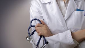 Θεσσαλονίκη: Ελεύθερος ο “ψευτογιατρός” που κατηγορείται ότι εξαπάτησε ασθενείς