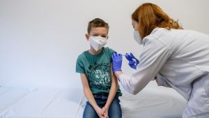 Γαλλία: Έγκριση για αναμνηστική δόση στα παιδιά 12-17 ετών τρεις μήνες μετά τον πλήρη εμβολιασμό