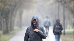 Ανοιξιάτικη χιονοθύελλα πλήττει τη Μόσχα: Πτήσεις ακυρώνονται και δέντρα ξεριζώνονται