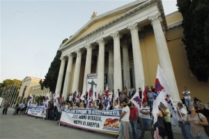 Πρωινό μπλόκο του ΠΑΜΕ στο Ζάππειο με συνθήματα κατά Κατρούγκαλου