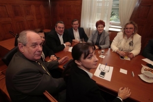ΑΝΕΛ: «Τα επαχθή μέτρα των δανειστών ξεπερνούν τα όρια αντοχής του λαού»