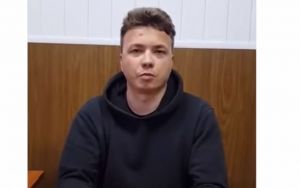 Πατέρας του Ρομάν Προτάσεβιτς: “Ο γιος μου εξαναγκάστηκε να δηλώσει ένοχος, έχει σπασμένη μύτη” (vid)