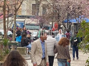 The Bricklayer: Αέρα Χόλιγουντ έφερε ο Άαρον Έκχαρτ στην πλατεία Εμπορίου (pics&amp;vid)